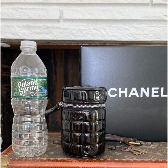 Extremely rare, authentic CHANEL Black Patent Leather quilted cylinder wristlet - Picture 2 of 4